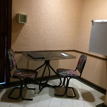 Hotel Free (Adults Only)